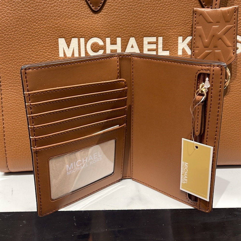 Michael Kors Jet Set Travel Passport Wallet
Brown Signature/Golden- NWT - Picture 5 of 16